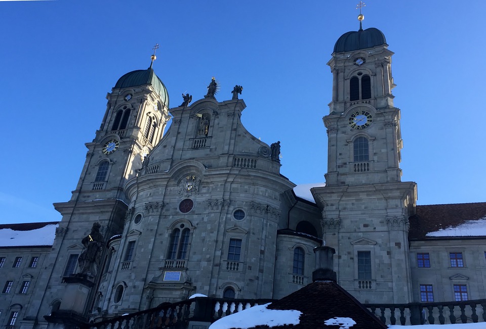 In Einsiedeln eine Mulde bestellen, Kirche, Schnee, Kloster, Himmel
