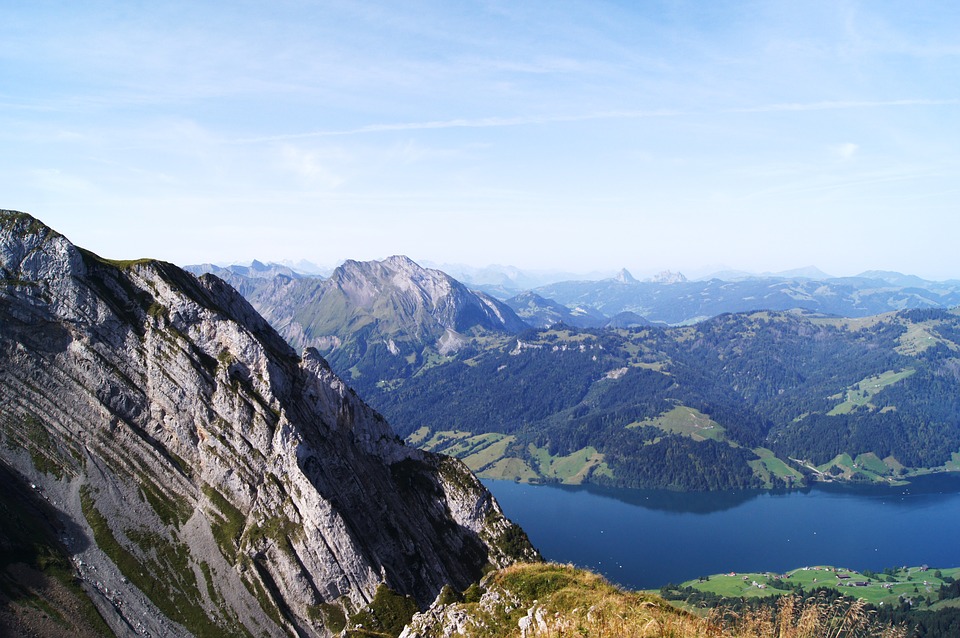 In Schwyz eine Mulde bestellen, Berge, See, Wald