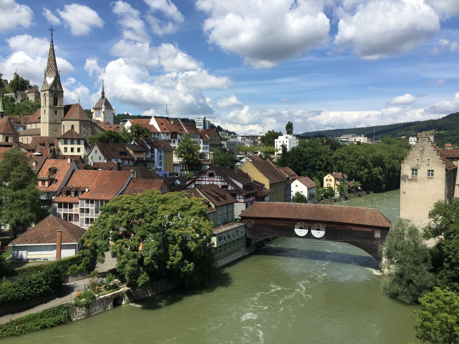 Fluss, Brücke, Wasser, Häuser, Stadt Baden wird auch von unserem Muldenservice beliefert. 