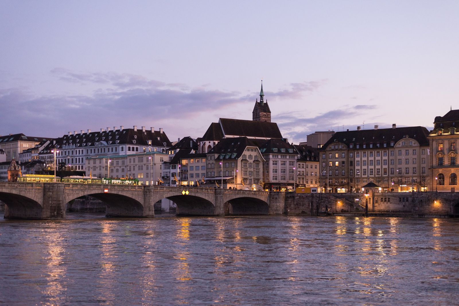 Basel, In der Stadt Basel eine Mulde bestellen. Brücke, Fluss