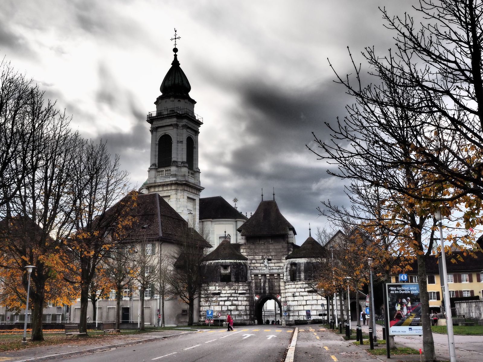 Kirche, Solothurn, Wolken, Bäume, Auf der Strasse eine Mulde bestellen. Torbogen