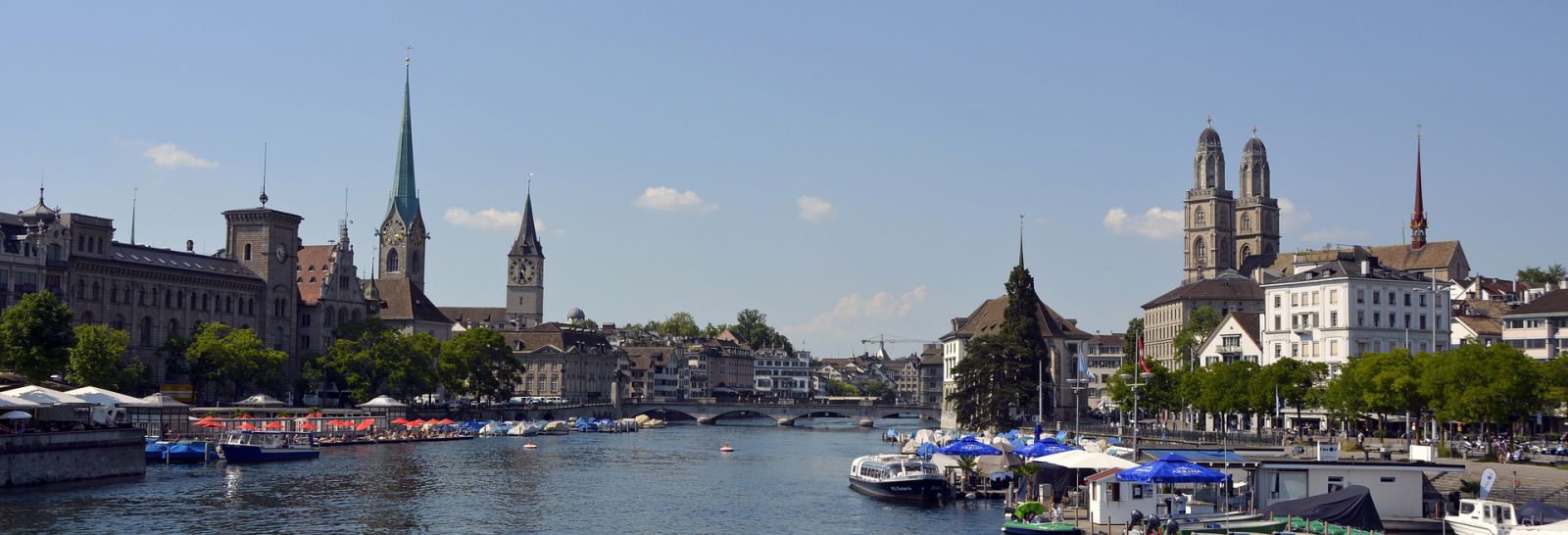 In Zürich Stadt eine Mulde bestellen. Kiche, See, Fluss, Boote, Häuser, Himmel
